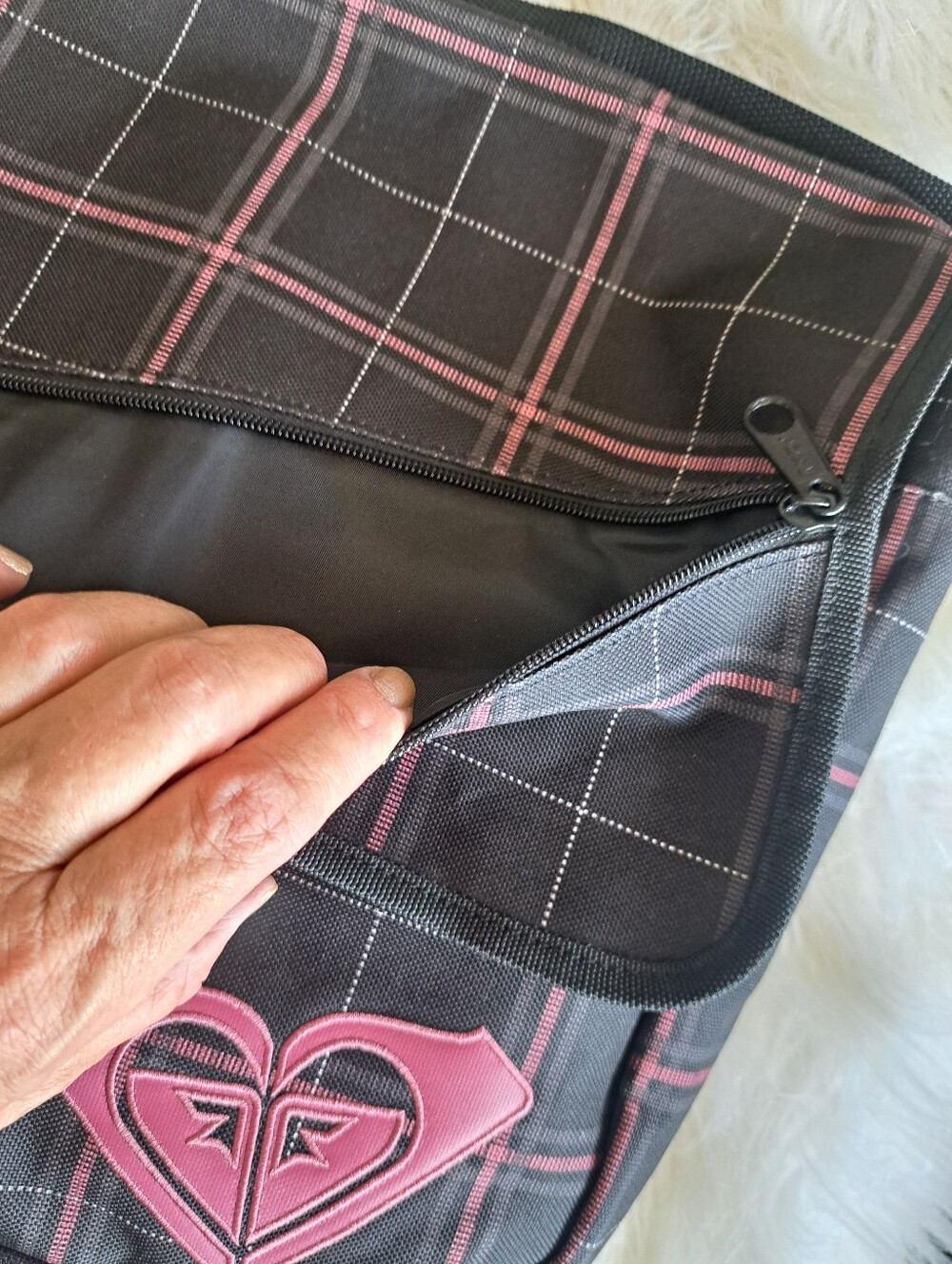 Hello Kitty Lunch Bag + Lg Roxy Messenger Bag - Picture 8 of 14